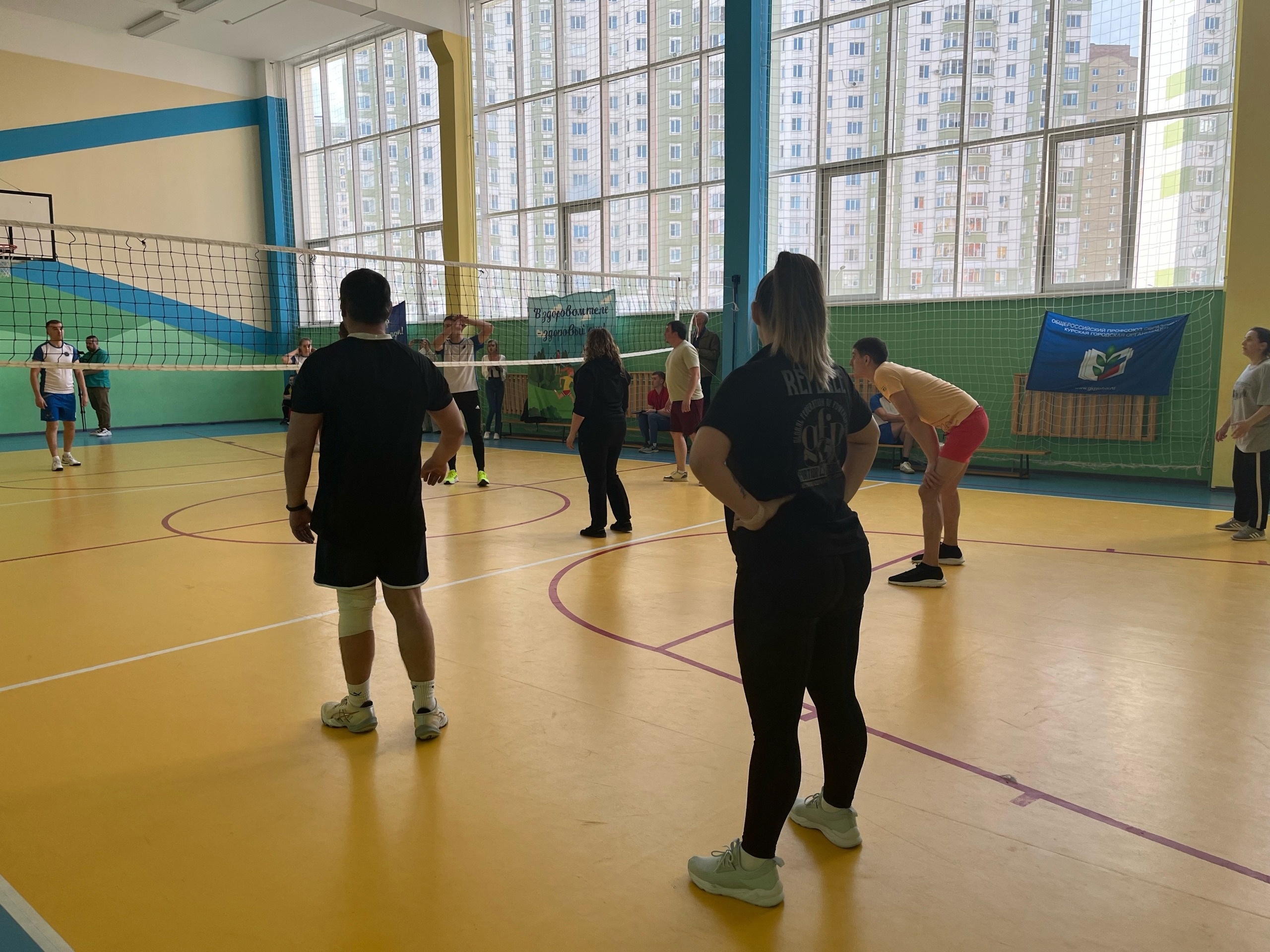 В Курске стартовали соревнования по волейболу среди работников системы образования.